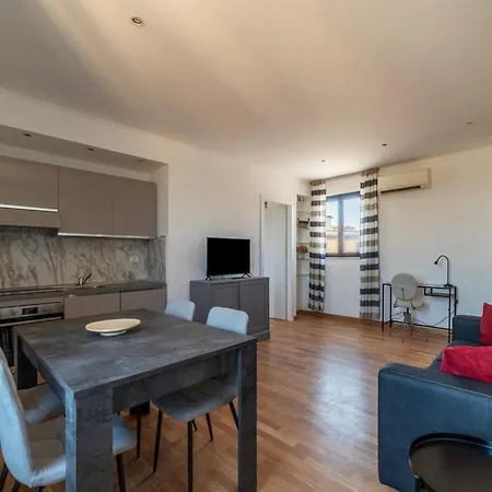 Guesthost - Mm San Giovanni Apartment-2